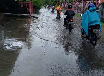 Diguyur Hujan Sebentar, Puluhan Rumah Warga di Tanjung Uban Terendam