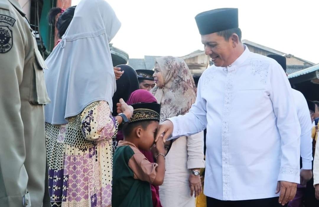 Nyebrang ke Desa Kelong, Gubernur Ansar Teraweh di Masjid Al Maruf