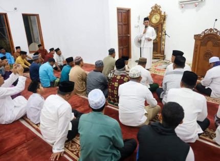 Gubernur Kepulauan Riau H. Ansar Ahmad Laksanakan Safari Subuh di Masjid Darut Taubah Tanjung Buntung Bengkong