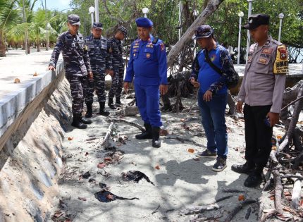 Tidak Tinggal Diam, SatPolairud Polres Bintan Bersama Instansi Terkait Lakukan Pembersihan Tumpahan Minyak Hitam Di Pantai