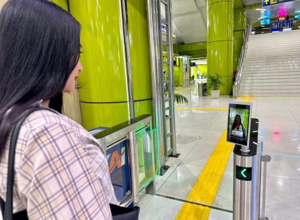 Stasiun Gambir Hadirkan Face Recognition Boarding Gate, Pemeriksaan Tiket Cukup Melalui Pindai Wajah