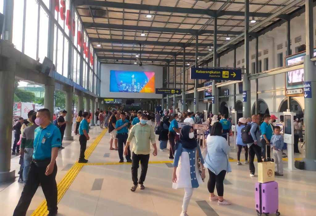 Naik KA dari Stasiun Gambir dan Pasar Senen, Perhatikan Persyaratan Terbarunya