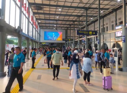 Naik KA dari Stasiun Gambir dan Pasar Senen, Perhatikan Persyaratan Terbarunya