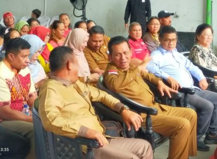 Bersama Gubernur Kepri, Wirya Silalahi Bagi-bagi 1.200 Paket Sembako