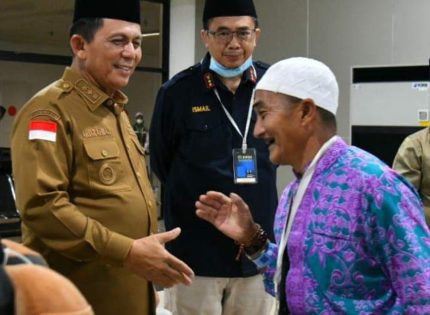 Gubernur Kepri Ansar Ahmad Menyambut Langsung Kepulangan Jemaah Haji Kloter 1 Kepri