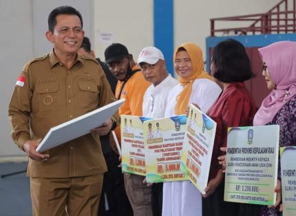 Gubernur Ansar Serahkan Insentif dan Bantuan Hiba Rp 62 Miliar di Kota Batam