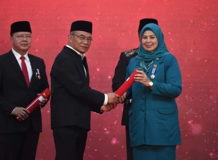 Gubernur Kepulauan Riau dan Ketua TP-PKK Provinsi Kepri Dewi Kumalasari Ansar menerima Penghargaan Manggala Karya Kencana dari BKKBN RI