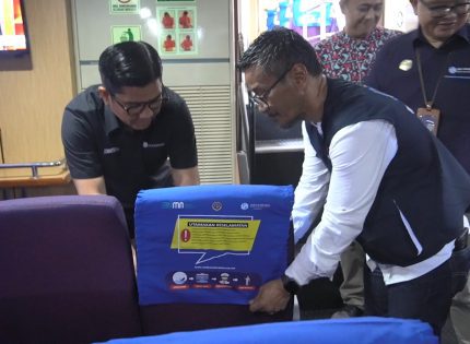 Serahkan Bantuan Cover Seat Berisi Pesan Keselamatan Jadi Upaya Jasa Raharja Optimalkan Sosialisasi Kepada Penumpang<br>Kapal Laut