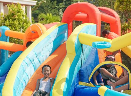 Liburan Makin Seru dengan Mandi Busa dan Istana Balon di HARRIS Resort Waterfront Batam