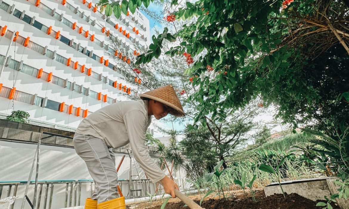 HARRIS Hotel Batam Center Wujudkan Komitmen Lingkungan melalui Program Daur Ulang Sampah Inovatif