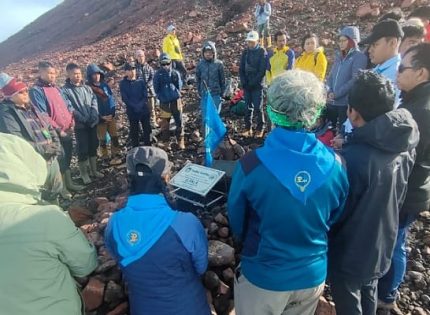 Tim Elpala SMA 68 Sukses Capai Puncak Gunung Kerinci dan Revitalisasi Prasasti Yudha Sentika