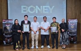 MURI Beri Penghargaan kepada Boney atas Penjualan Suplemen Peninggi Badan Terbanyak