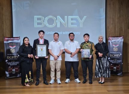 MURI Beri Penghargaan kepada Boney atas Penjualan Suplemen Peninggi Badan Terbanyak