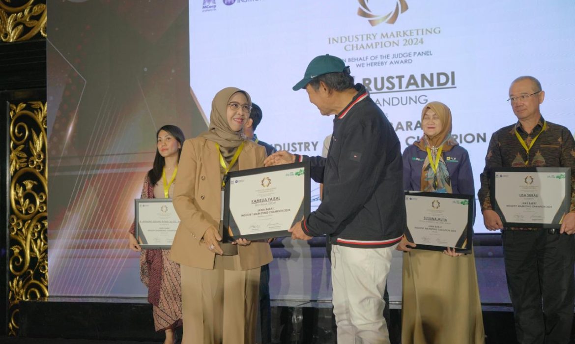 Kamelia Faisal Wakili Bio Farma Terima Award Sektor Farmasi