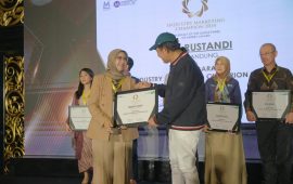 Kamelia Faisal Wakili Bio Farma Terima Award Sektor Farmasi