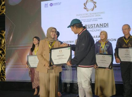 Kamelia Faisal Wakili Bio Farma Terima Award Sektor Farmasi