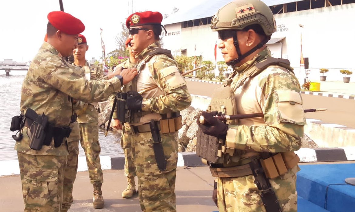 Dua Perwira Tinggi TNI AL Dianugerahi Brevet Kehormatan Manusia Katak