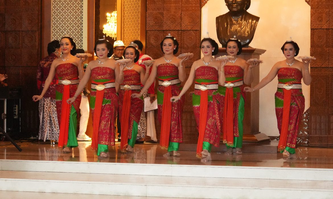 Tari Sekar Puri Mengisi Sanubari Pengunjung Hari Pahlawan di TMII