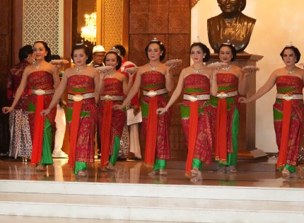 Tari Sekar Puri Mengisi Sanubari Pengunjung Hari Pahlawan di TMII