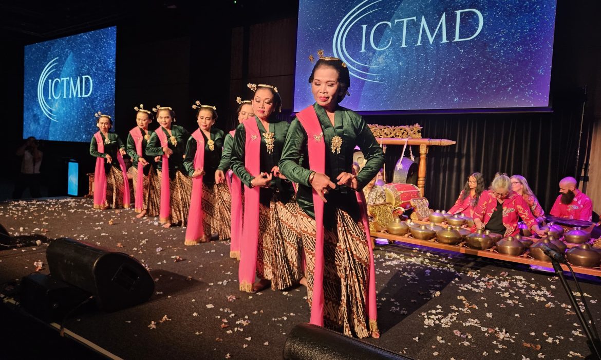 Penari Tradisional Indonesia Yang Memukau Peserta Konferensi International Council for Traditions of Music and Dance (ICTMD)