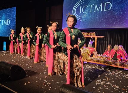 Penari Tradisional Indonesia Yang Memukau Peserta Konferensi International Council for Traditions of Music and Dance (ICTMD)