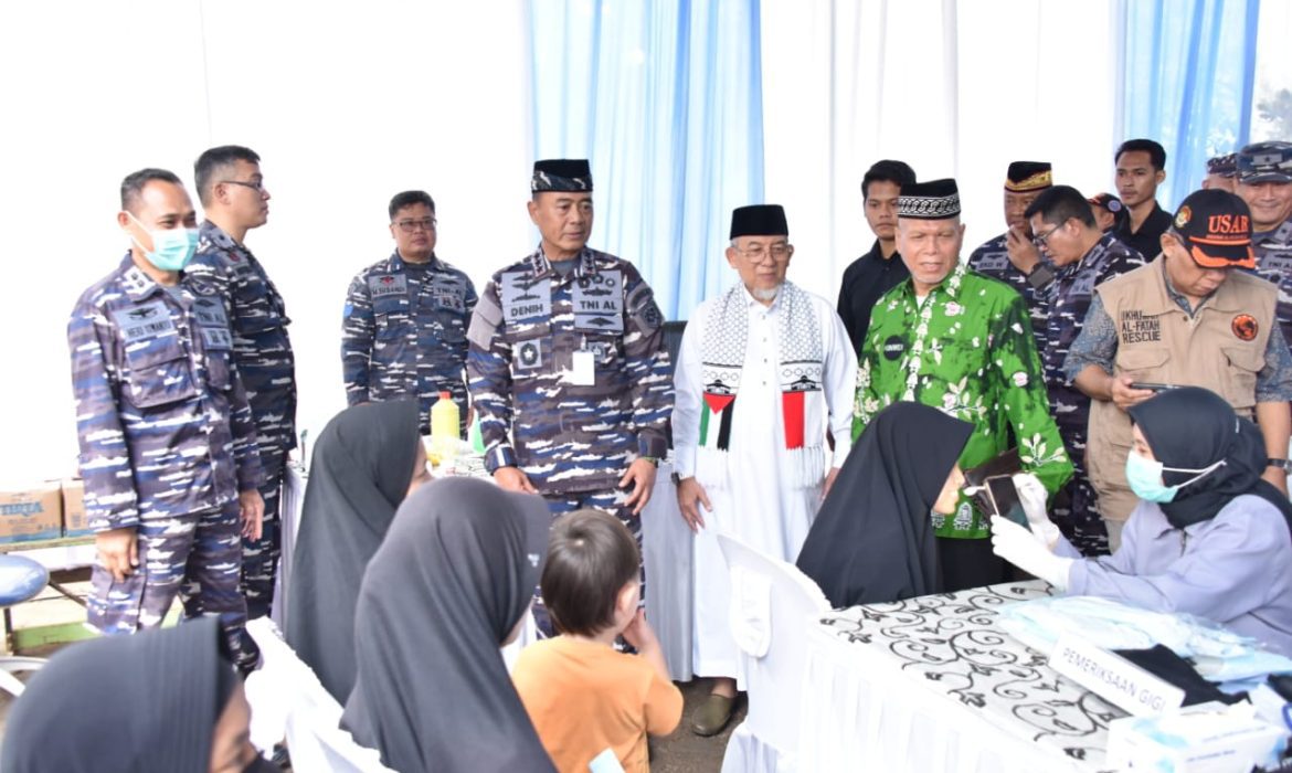 Koarmada RI Gelar Baksos, Bakkes, dan Makan Bergizi di Pesantren Al Fatah