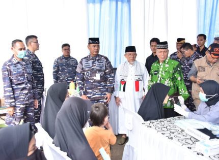 Koarmada RI Gelar Baksos, Bakkes, dan Makan Bergizi di Pesantren Al Fatah